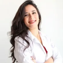 Dyt. Elif Orhan — Diyetisyen, Mersin. Portre fotoğrafı.