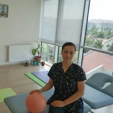 Uzm. Fzt. Benek Öztürk — Fizyoterapi Ve Rehabilitasyon, İstanbul. Portre fotoğrafı.