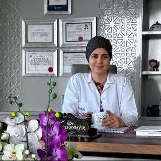 Prof. Dr. Suna Özdemir — Kadın Hastalıkları Ve Doğum, İstanbul. Portre fotoğrafı.