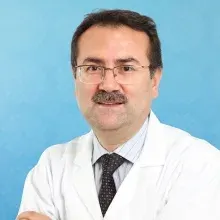 Prof. Dr. Naci Karacaoğlan — Plastik Rekonstrüktif Ve Estetik Cerrahi, İstanbul. Portre fotoğrafı.