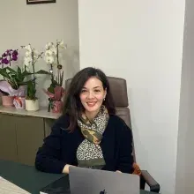 Uzm. Dr. Cansu Pınar Yavaş — Çocuk ve Ergen Psikiyatrisi, Ankara. Portre fotoğrafı.