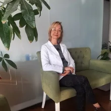Dr. Elif Petek Dereli — Akupunktur, İzmir. Portre fotoğrafı.