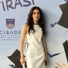 Dyt. Zeynep Cemre Özolcay — Diyetisyen. Portre fotoğrafı.