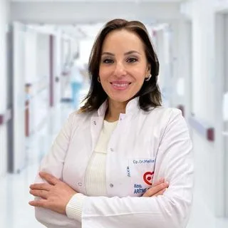 Op. Dr. Melike Karen — Genel Cerrahi, Osmangazi, Bursa. Portre fotoğrafı.