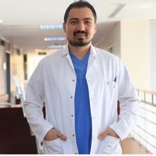 Op. Dr. Hüseyin Burak Bayraktar — Kulak Burun Boğaz, İstanbul. Portre fotoğrafı.