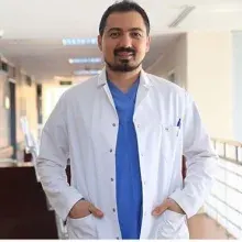 Op. Dr. Hüseyin Burak Bayraktar — Kulak Burun Boğaz, İstanbul. Portre fotoğrafı.
