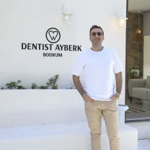 Dt. Ayberk Şafak Benli — Diş Hekimi, Bodrum, Muğla. Portre fotoğrafı.