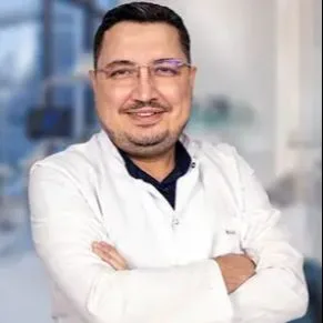Dr. Dt. Mehmet Dinçel — Protetik Diş Tedavisi, İstanbul. Portre fotoğrafı.
