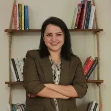 Uzm. Dr. Saliha Gümüş — Psikiyatri, Muğla. Portre fotoğrafı.