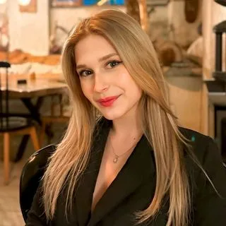 Psk. İrem Zengin — Psikoloji, İstanbul. Portre fotoğrafı.