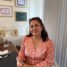Dr. Serap Aşgün — Sertifikalı Medikal Estetik, Çanakkale. Portre fotoğrafı.