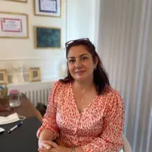 Dr. Serap Aşgün — Sertifikalı Medikal Estetik, Çanakkale. Portre fotoğrafı.