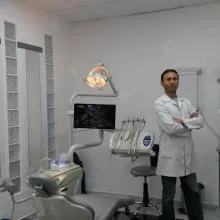 Dt. Ayhan Işık — Diş Hekimi, Bursa. Portre fotoğrafı.