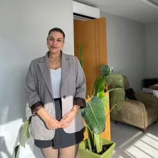 Uzm. Psk. Aylin Güleryüz — Psikoloji, Hatay. Portre fotoğrafı.