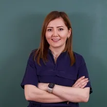 Dr. Dt. Merve Demir — Diş Hekimi, İstanbul. Portre fotoğrafı.