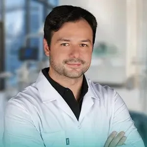 Dr. Dt. Serdar Yenigün — Ağız Diş Ve Çene Cerrahisi, İstanbul. Portre fotoğrafı.