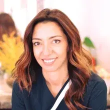 Dr. Dt. Evrim Karadağ — İzmir. Portre fotoğrafı.