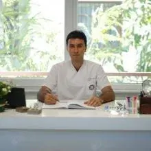 Dt. Ali Yiğit Demirci — Diş Hekimi, Antalya. Portre fotoğrafı.