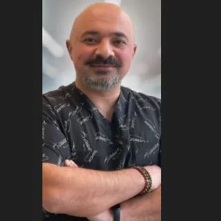 Dt. Metin Sezer Tutak — Diş Hekimi, Bursa. Portre fotoğrafı.