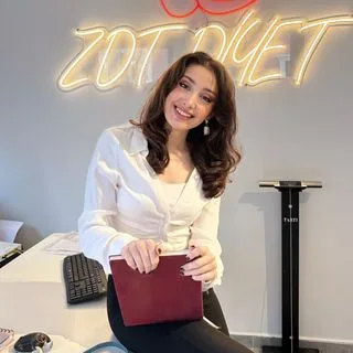 Dyt. Zinet Dilara Türker — Diyetisyen, Ordu. Portre fotoğrafı.