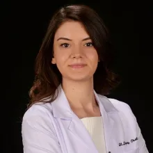 Dt. Zeynep Tunçludemir — Diş Hekimi, Başiskele, Kocaeli. Portre fotoğrafı.