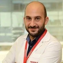 Op. Dr. Miraç Turan — Üroloji, İstanbul. Portre fotoğrafı.