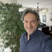 Uzm. Dr. Yavuz Atış — Psikiyatri, İstanbul. Portre fotoğrafı.