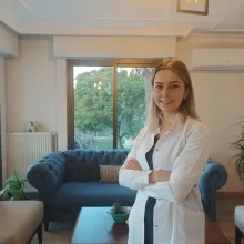 Dt. Ece Ataman Cenk — Diş Hekimi, İzmir. Portre fotoğrafı.