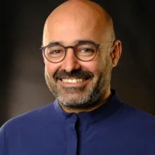 Doç. Dr. Ozan Luay Abbas — Plastik Rekonstrüktif Ve Estetik Cerrahi, Ankara. Portre fotoğrafı.
