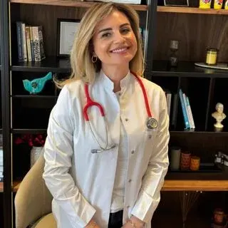 Uzm. Dr. İrem Oral — Çocuk Sağlığı Ve Hastalıkları, İstanbul. Portre fotoğrafı.