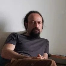 Uzm. Dr. E. Onur Özalmete — Psikiyatri, İstanbul. Portre fotoğrafı.