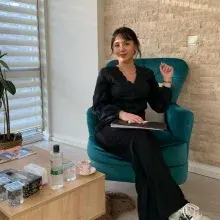 Psk. Selin Gümüştekin — Psikoloji, İzmir. Portre fotoğrafı.