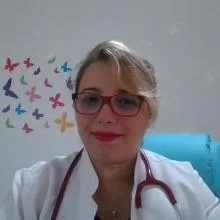Uzm. Dr. Ayça Esra Akkaya Kuybulu — Antalya. Portre fotoğrafı.