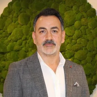 Uzm. Dr. Bedrettin Oflaz — İç Hastalıkları, Antalya. Portre fotoğrafı.