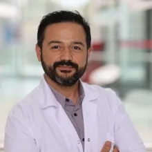 Uzm. Dr. Ferhat Çetin — İç Hastalıkları, İstanbul. Portre fotoğrafı.