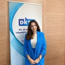 Uzm. Dkt. Aynur İkra Demir — Dil ve Konuşma Terapisi, İstanbul. Portre fotoğrafı.