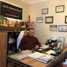Uzm. Dr. Mohamed Hallak — Çocuk Sağlığı Ve Hastalıkları, İstanbul. Portre fotoğrafı.