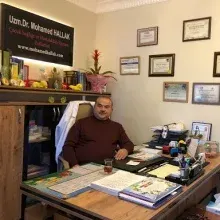 Uzm. Dr. Mohamed Hallak — Çocuk Sağlığı Ve Hastalıkları, İstanbul. Portre fotoğrafı.