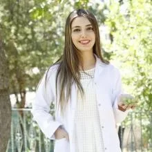 Dyt. Hilal Cansu Akyüz — Diyetisyen, İstanbul. Portre fotoğrafı.