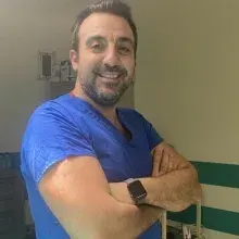 Doç. Dr. Ceki Paltura — Kulak Burun Boğaz, İstanbul. Portre fotoğrafı.