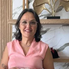 Op. Dr. Fatma Gençtürk Özer — Kadın Hastalıkları Ve Doğum, İstanbul. Portre fotoğrafı.