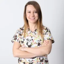 Uzm. Dt. Esra Özgöçmen — Çocuk Diş Hekimliği (Pedodonti), Bursa. Portre fotoğrafı.