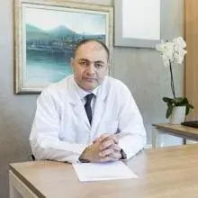 Prof. Dr. Hakan Emmez — Beyin Ve Sinir Cerrahisi, Ankara. Portre fotoğrafı.