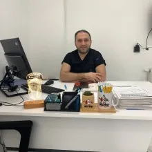 Dt. Murat Belikbaşı — Diş Hekimi, Kayseri. Portre fotoğrafı.
