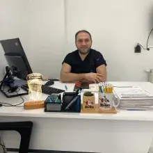 Dt. Murat Belikbaşı — Diş Hekimi, Kayseri. Portre fotoğrafı.
