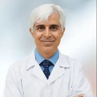 Doç. Dr. Emrullah Solmazgül — İç Hastalıkları, Pendik, İstanbul. Portre fotoğrafı.