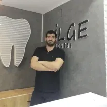 Dt. Eren Ercelan — Diş Hekimi, Adana. Portre fotoğrafı.
