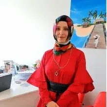 Uzm. Dr. Esra Gökmen — İç Hastalıkları, Kayseri. Portre fotoğrafı.