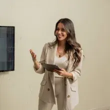 Kl. Psk. Aylin Ökek Akçelik — Psikoloji, İstanbul. Portre fotoğrafı.