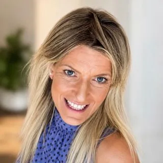 Uzm. Dr. İlke Aydoğmuş — Psikiyatri, Ankara. Portre fotoğrafı.
